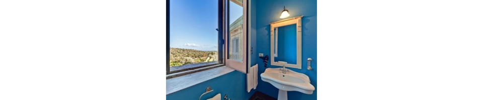 Junior Studio Suite | Bathroom | Free toiletries, hair dryer, bidet, towels
