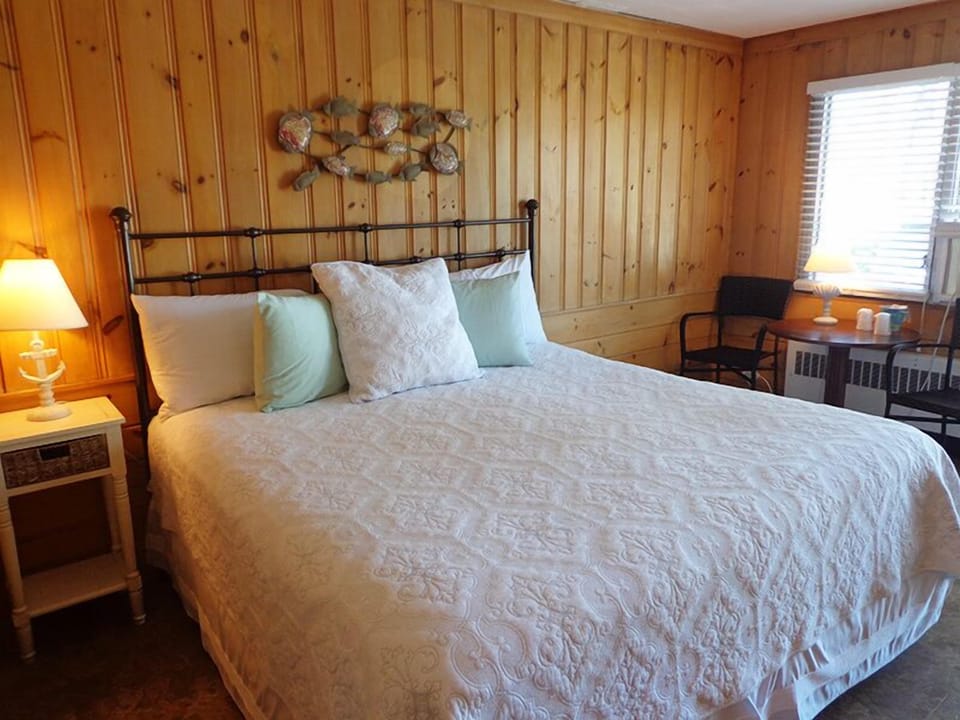 Iron/ironing board, free WiFi, bed sheets