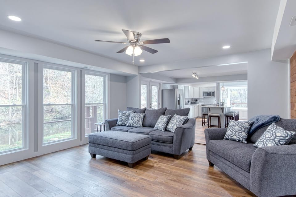 Cabin, Multiple Beds, River View | Living area | 40-inch TV with digital channels, fireplace