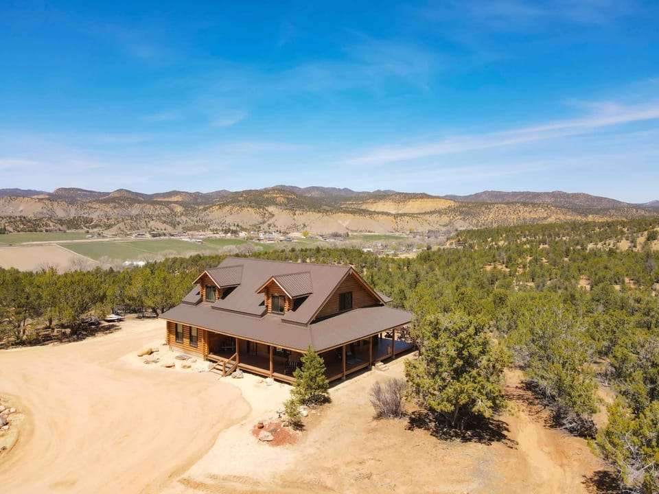 Discover the magic of the Old West in southern Utah at Pinyon Ridge Ranch! This 3BR log cabin in Orderville (20 mins from Zion) offers a hot tub, loft, & is pet-friendly.