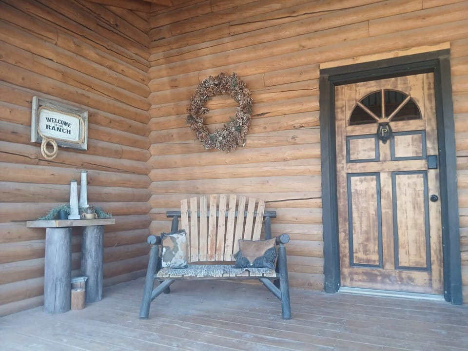 Charming Pinyon Ridge log cabin porch