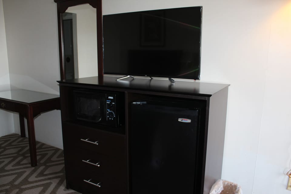 Desk, soundproofing, free WiFi, bed sheets