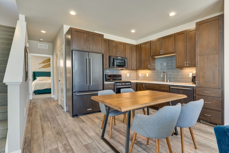Kitchen | Dining Table