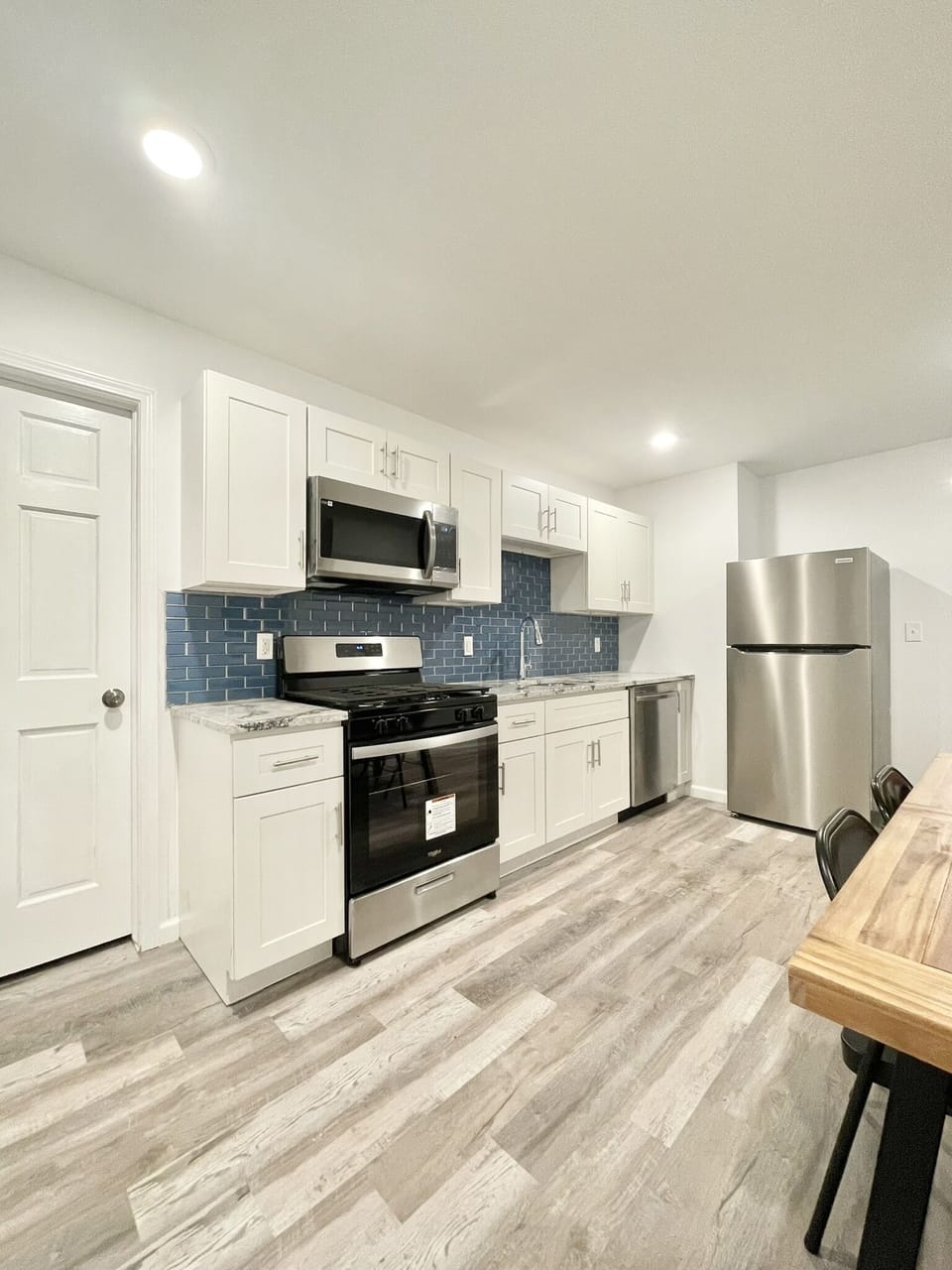 Stainless steel appliances, gas stove, dishwasher