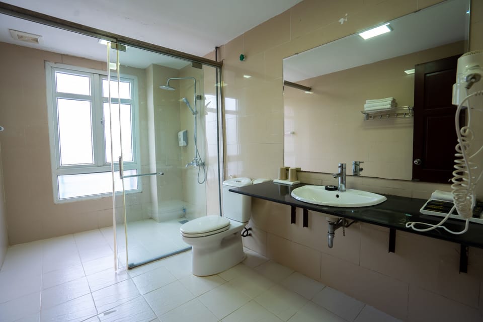 Deluxe Double or Twin Room, 2 Twin Beds | Bathroom