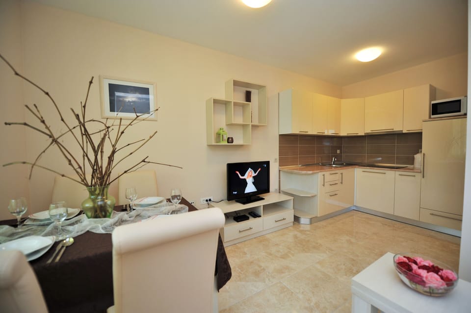 Premium Apartment, 2 Bedrooms, Sea View, Beachside | Private kitchen | Coffee/tea maker, electric kettle