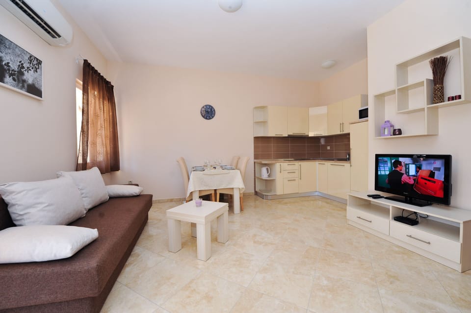 Deluxe Apartment, 1 Bedroom, Beachside | Private kitchen | Coffee/tea maker, electric kettle