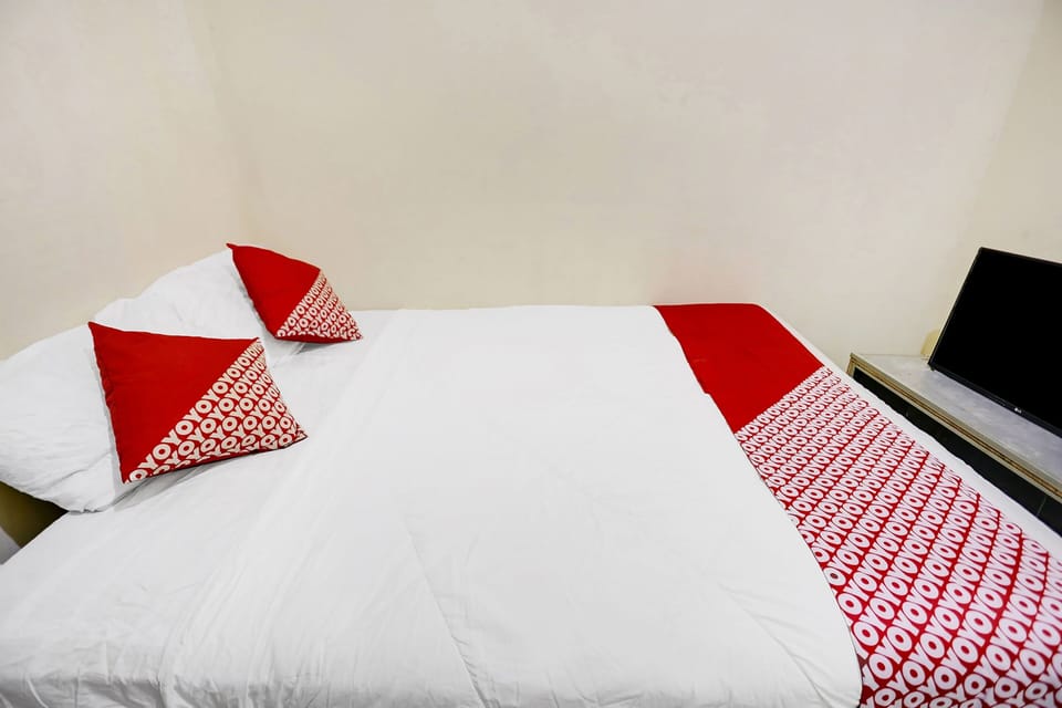 Economy Double Room | Desk, laptop workspace, bed sheets