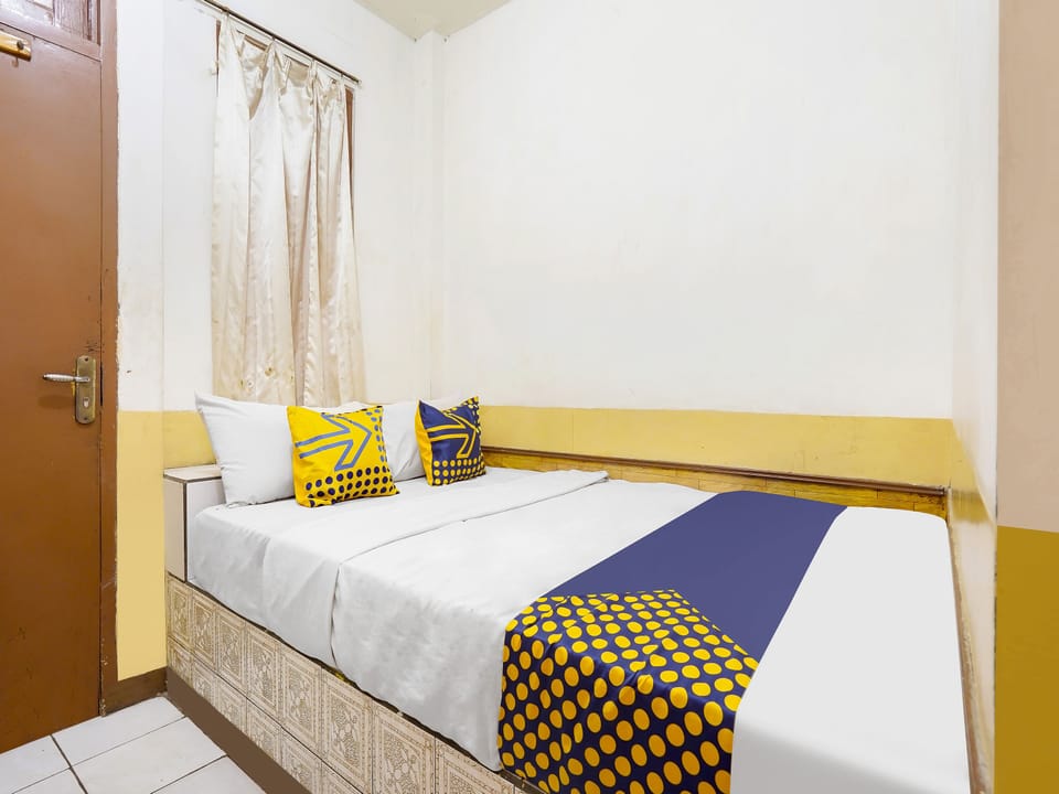 Economy Double Room | Desk, laptop workspace, bed sheets