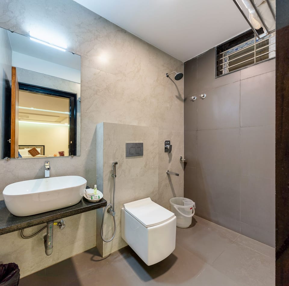 Executive Room | Bathroom | Shower, free toiletries, towels, soap