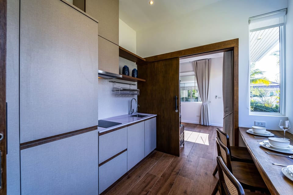 Deluxe Villa | Private kitchen | Cookware/dishes/utensils