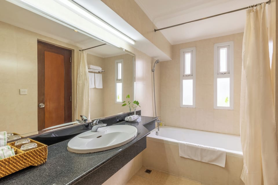 Deluxe Room, Garden View | Bathroom | Shower, hydromassage showerhead, free toiletries, hair dryer