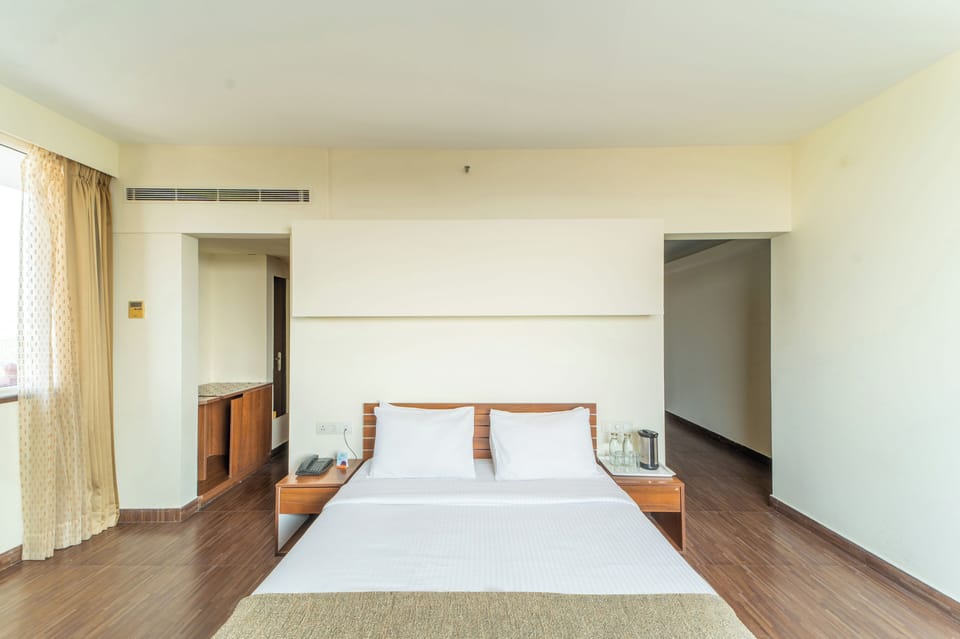 Executive Suite, City View | Minibar, in-room safe, desk, laptop workspace