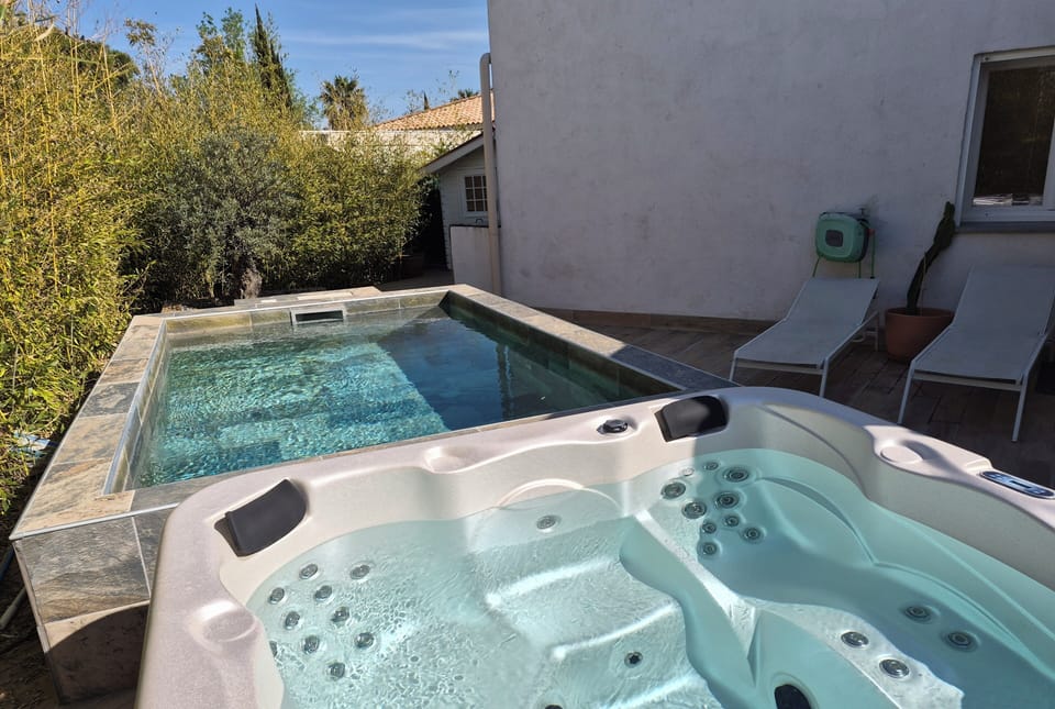 Outdoor spa tub