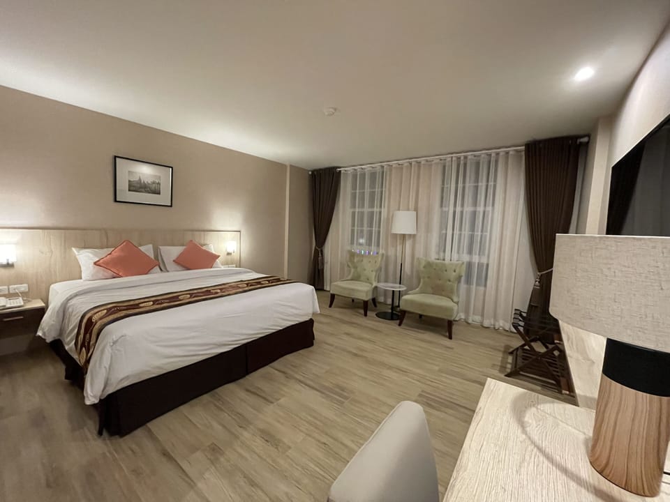 Superior Room, 1 King Bed | Memory foam beds, free minibar items, desk, laptop workspace