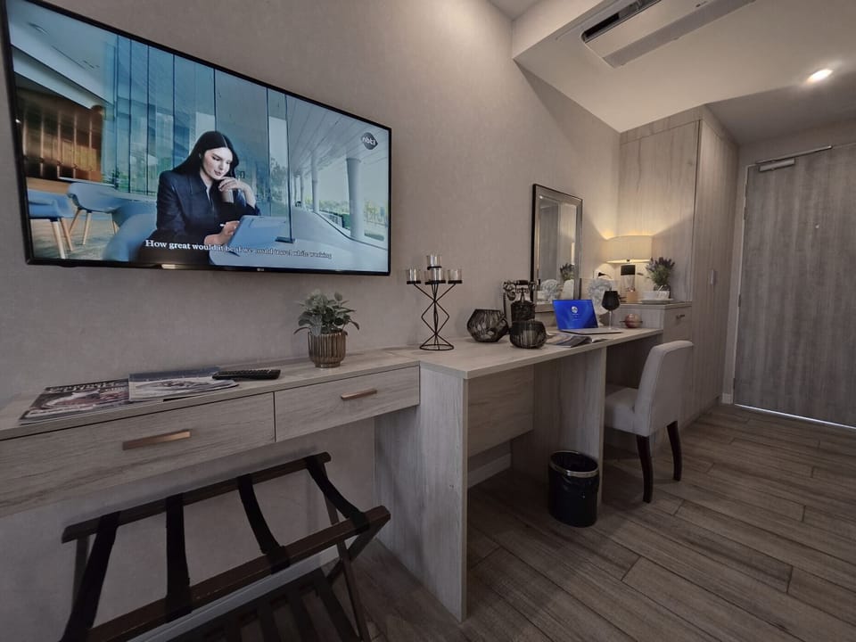Standard Room, 2 Twin Beds | Living area | 40-inch flat-screen TV with cable channels, TV