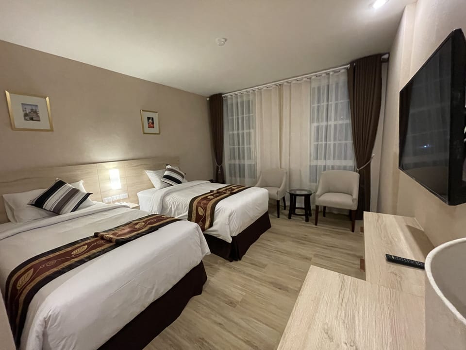 Standard Room, 2 Twin Beds | Memory foam beds, free minibar items, desk, laptop workspace