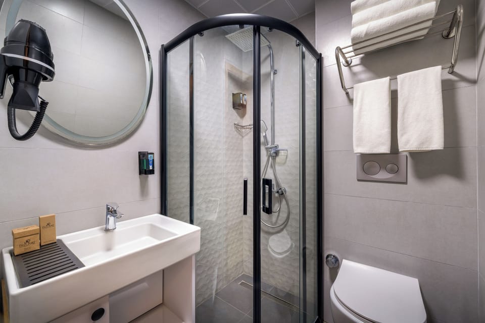 Hydromassage showerhead, free toiletries, hair dryer, slippers