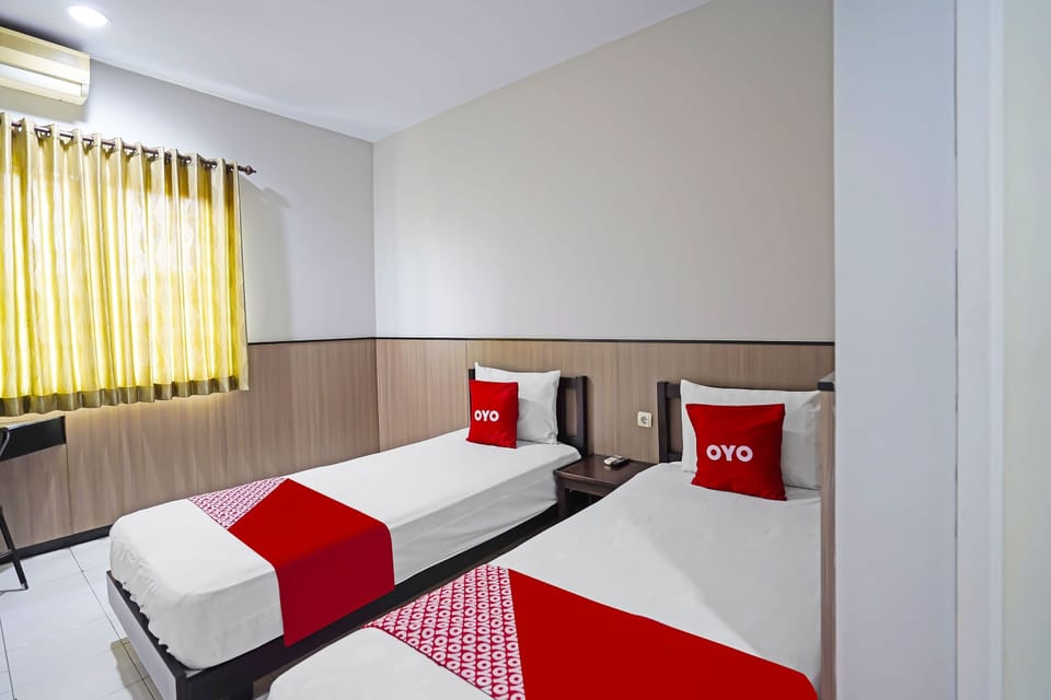 Deluxe Twin Room | Laptop workspace, bed sheets