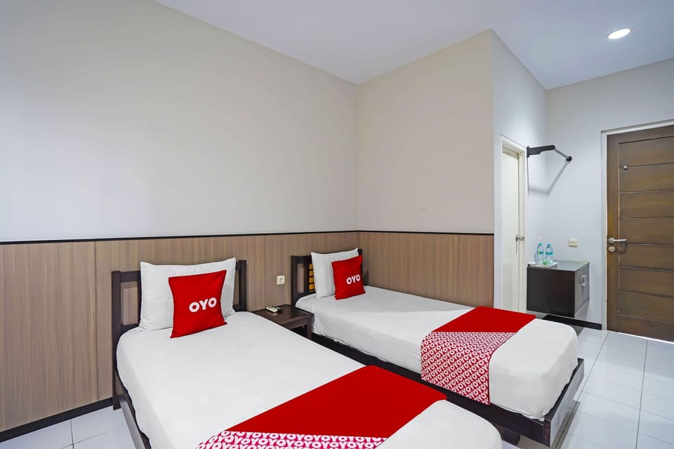Deluxe Twin Room | Laptop workspace, bed sheets