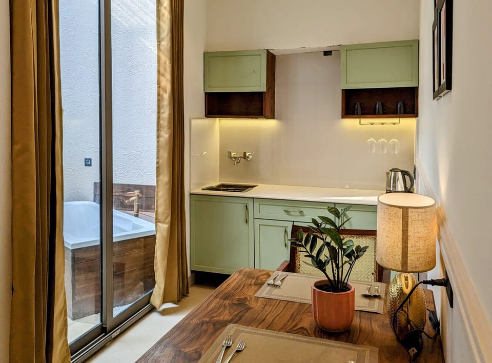 Deluxe Studio Suite, 1 King Bed | Living area | Flat-screen TV, Netflix, Hulu, smart speakers