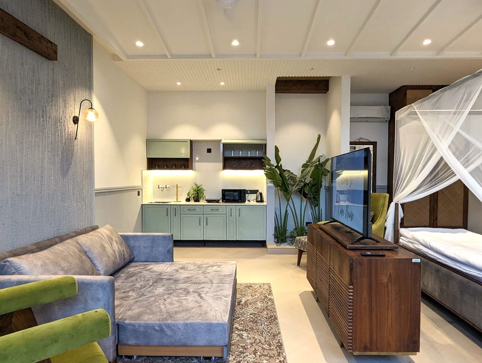 Studio Suite | Living area | Flat-screen TV, Netflix, Hulu, smart speakers