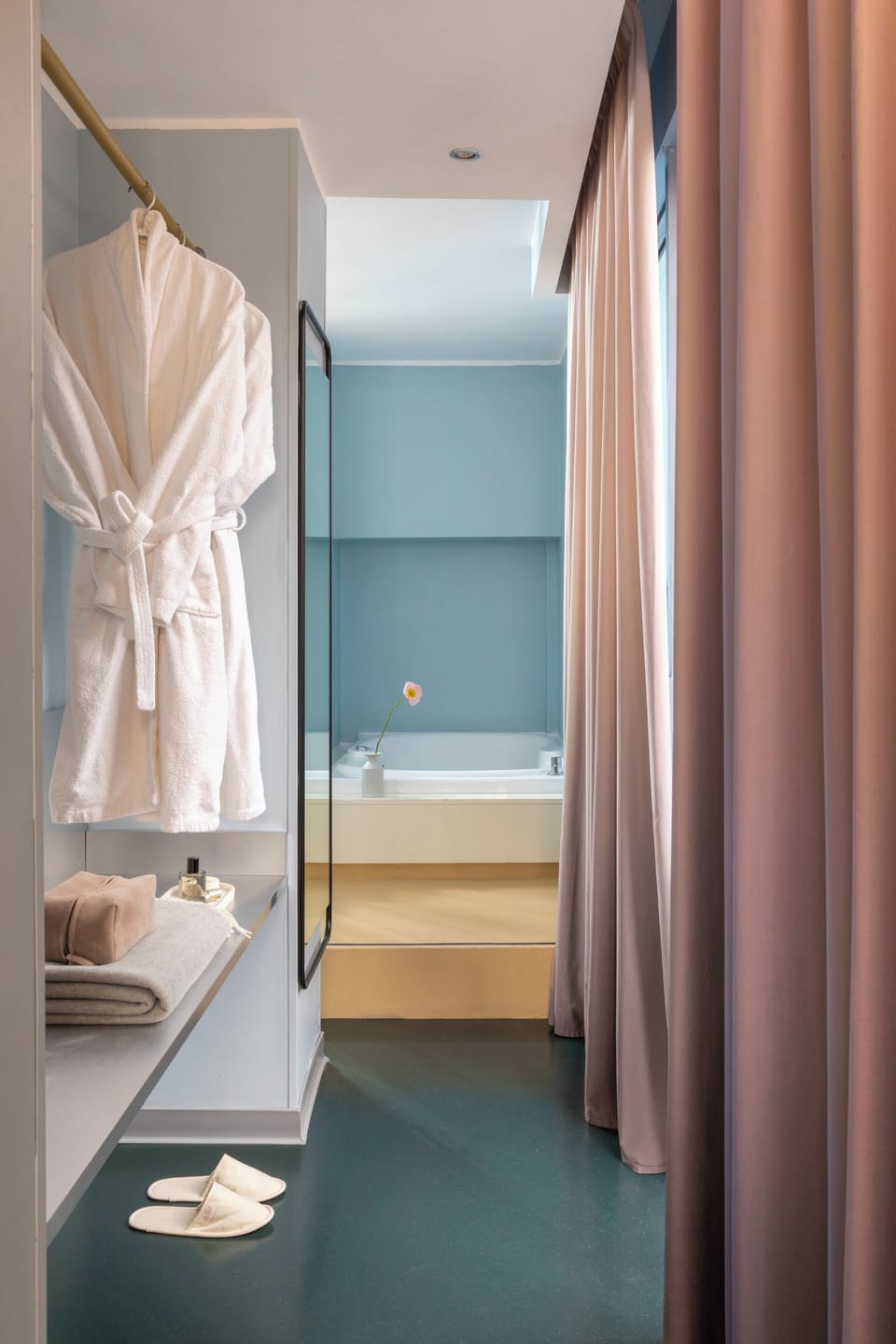 Suite con vasca idromassaggio | Bathroom | Eco-friendly toiletries, hair dryer, slippers, towels