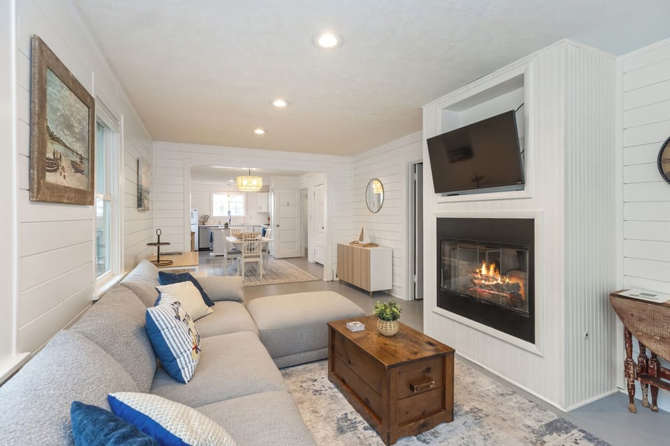 Charming downtown cottage with cozy living area and fireplace