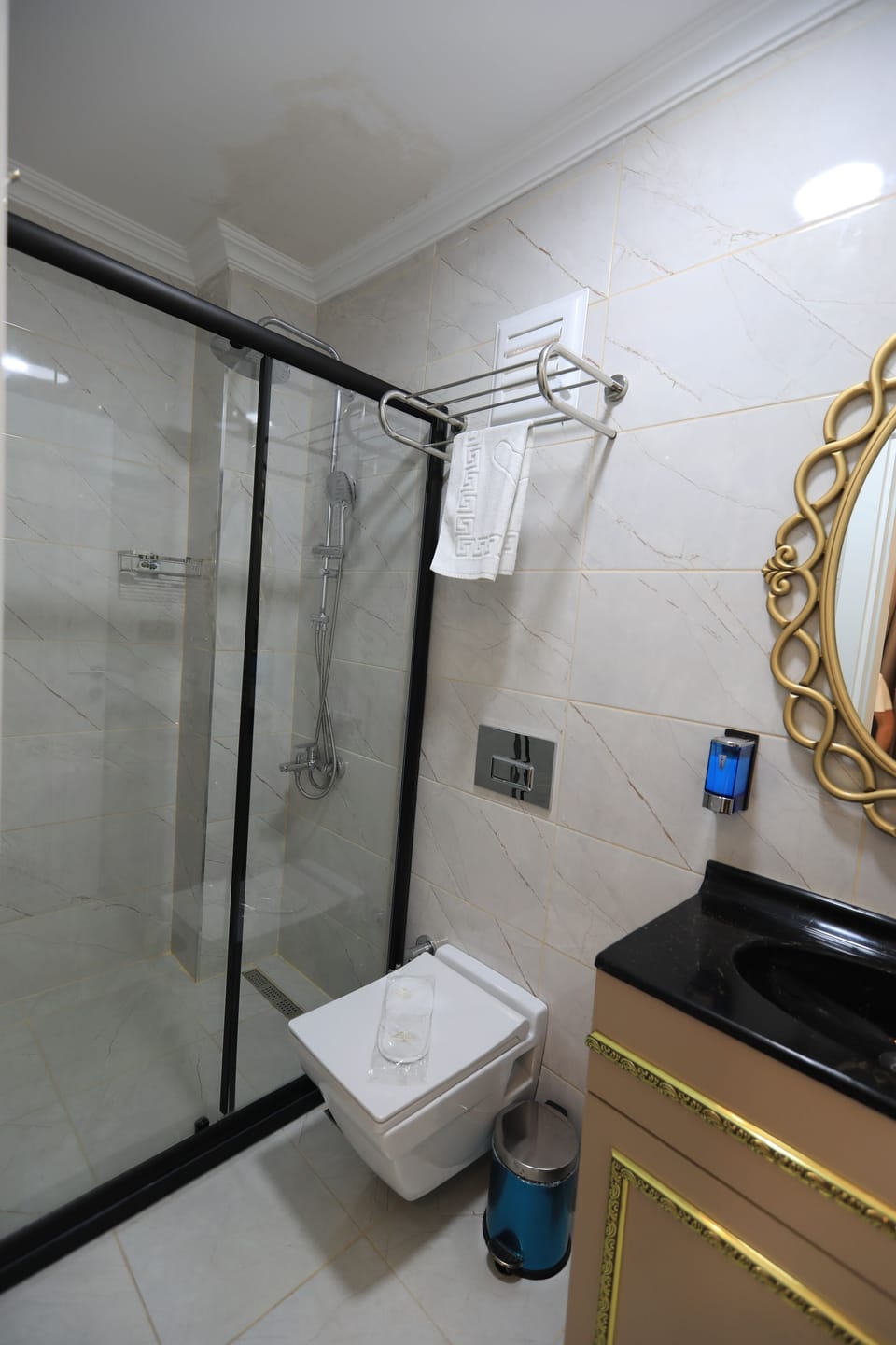Basic Single Room | Bathroom | Shower, rainfall showerhead, hair dryer, slippers