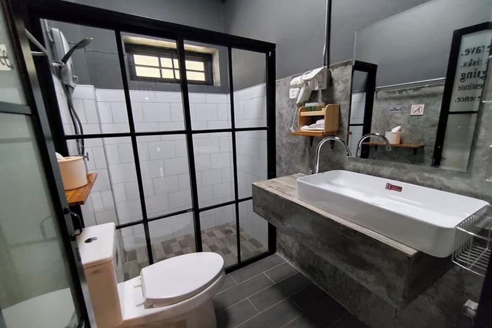Quadruple Room | Bathroom | Shower, free toiletries, hair dryer, towels