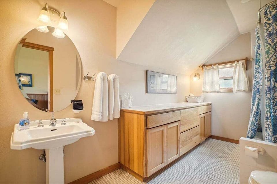 Upstairs Bathroom at Nebesna House