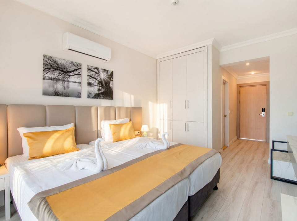 Deluxe Room | Minibar, free WiFi, bed sheets, wheelchair access
