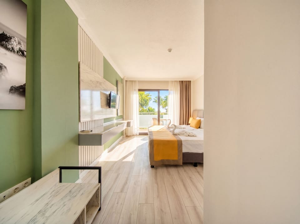 Deluxe Room | Minibar, free WiFi, bed sheets, wheelchair access