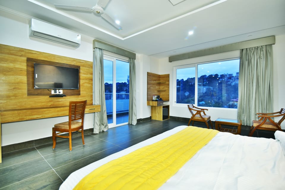 Family Room | Desk, soundproofing, iron/ironing board, free WiFi