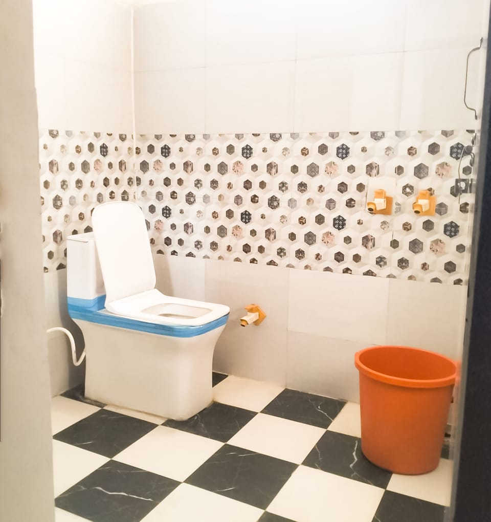 Deluxe Double Room | Bathroom | Shower, slippers, towels
