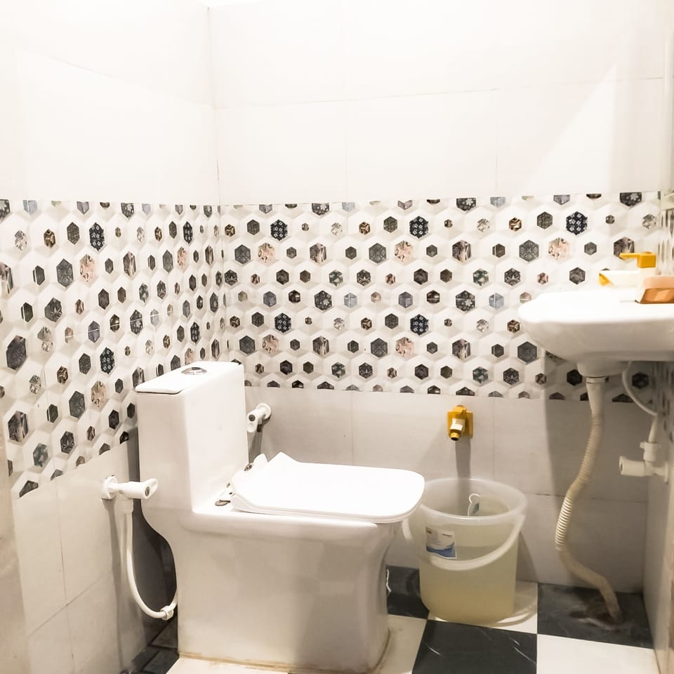Deluxe Double Room | Bathroom | Shower, slippers, towels
