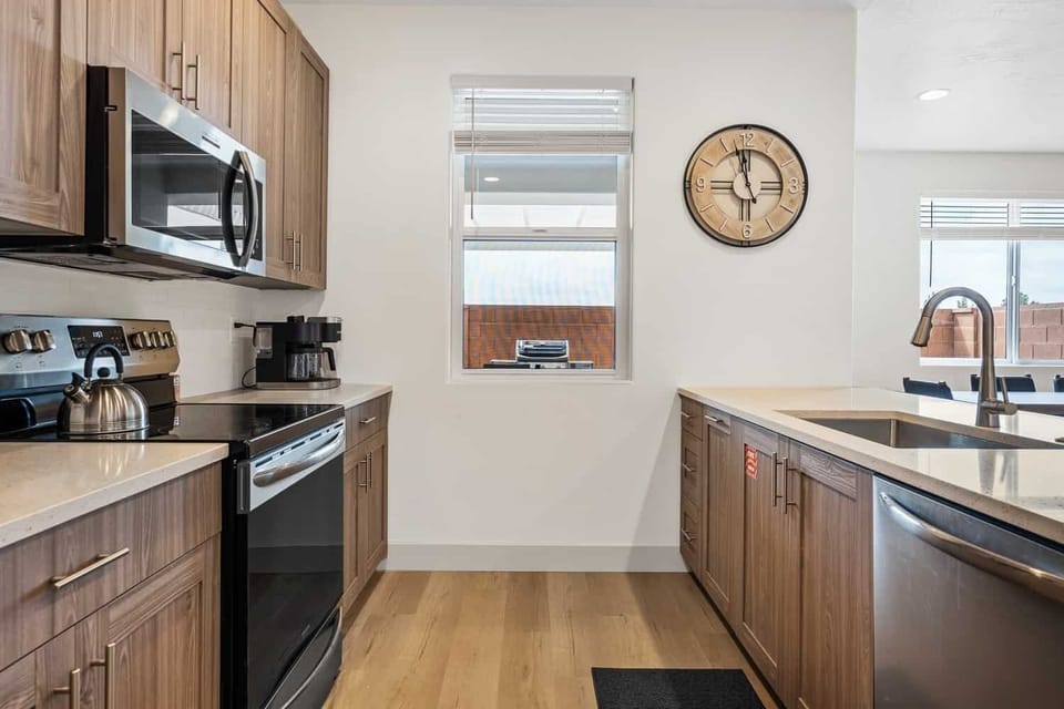 Townhome, 3 Bedrooms | Private kitchen | Fridge, oven, coffee/tea maker, toaster