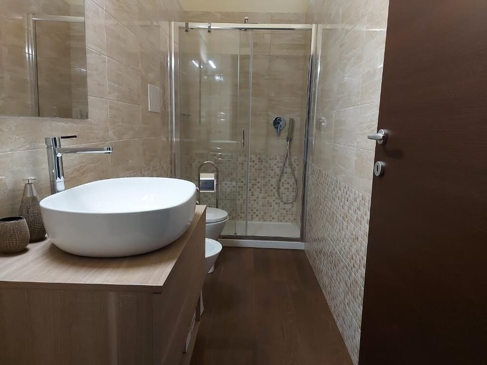 Triple Room, City View | Bathroom | Shower, rainfall showerhead, hair dryer, bidet