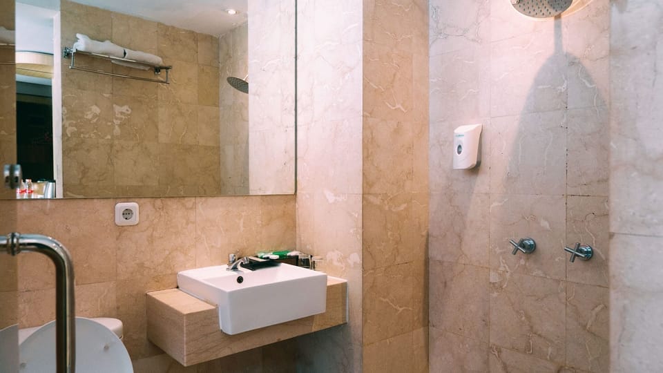 Superior Room, 1 Queen Bed | Bathroom | Shower, free toiletries, hair dryer, slippers