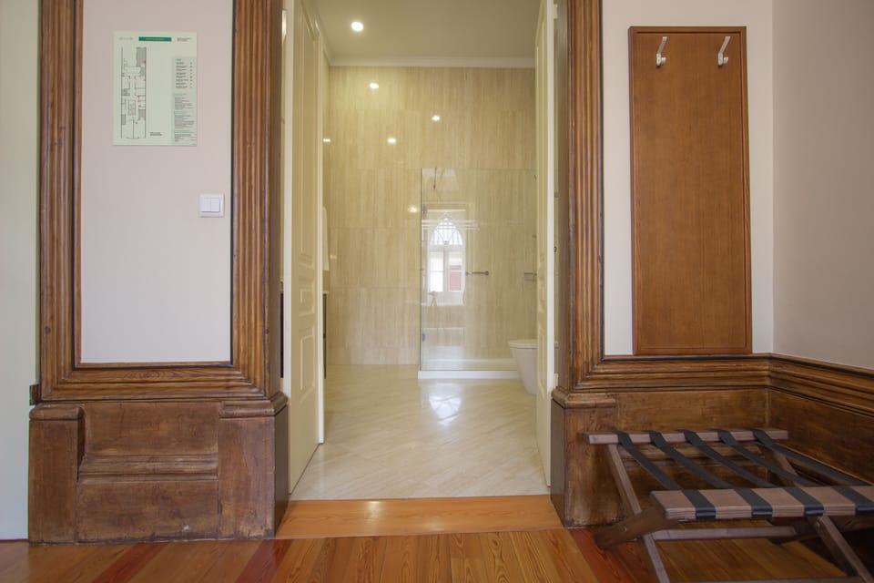 Royal Room, 1 Queen Bed | Bathroom | Shower, free toiletries, hair dryer, towels
