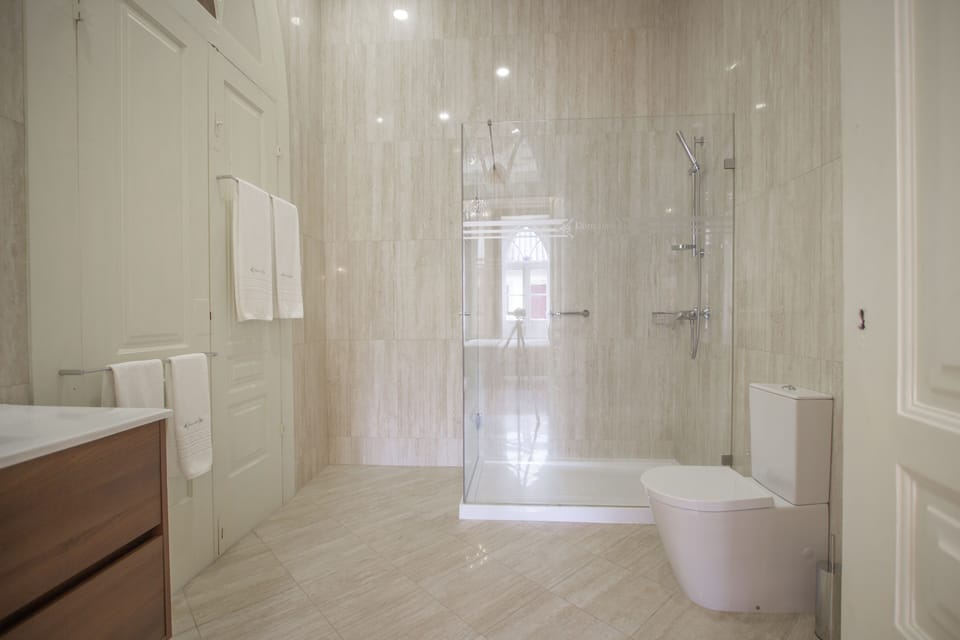 Royal Room, 1 Queen Bed | Bathroom | Shower, free toiletries, hair dryer, towels