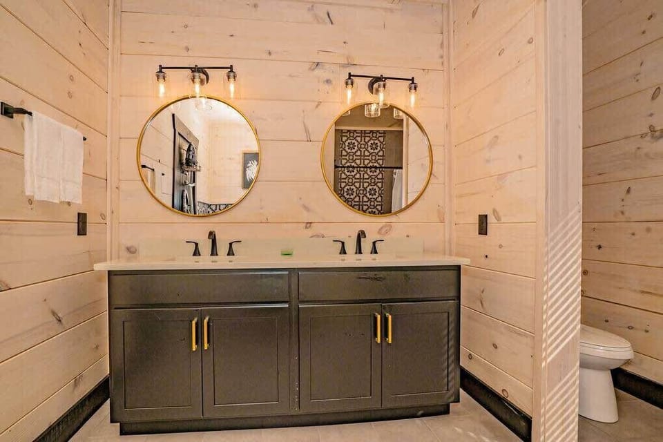 Master bath, double sink, custom tiled shower