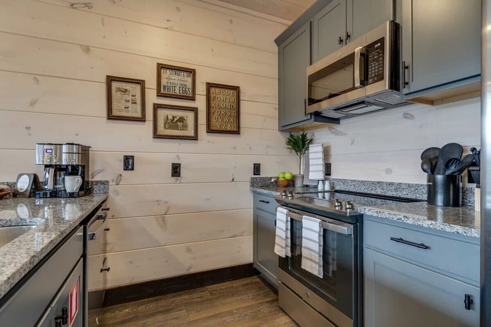 Fully equipped kitchen with all the amenities for an enjoyable stay. 