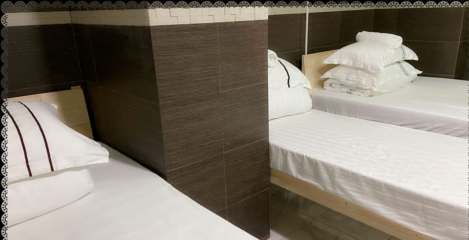Family Room | Desk, laptop workspace, free WiFi