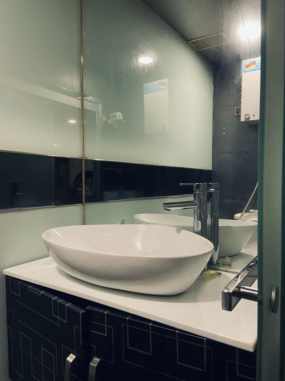 Standard Twin Room | Bathroom | Shower, free toiletries, hair dryer, slippers