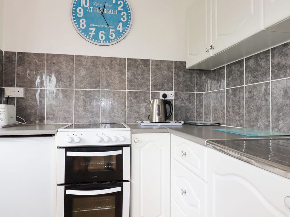 Cottage | Private kitchen | Fridge, electric kettle, toaster, cookware/dishes/utensils