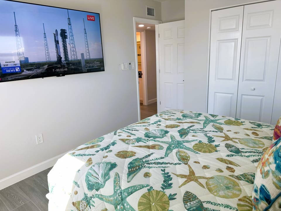 Guest Bedroom Queen (3)