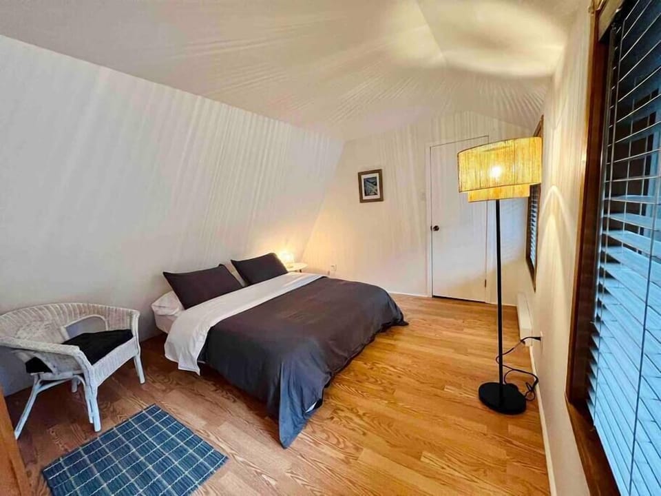 Room #1 with 1 queen bed (2)