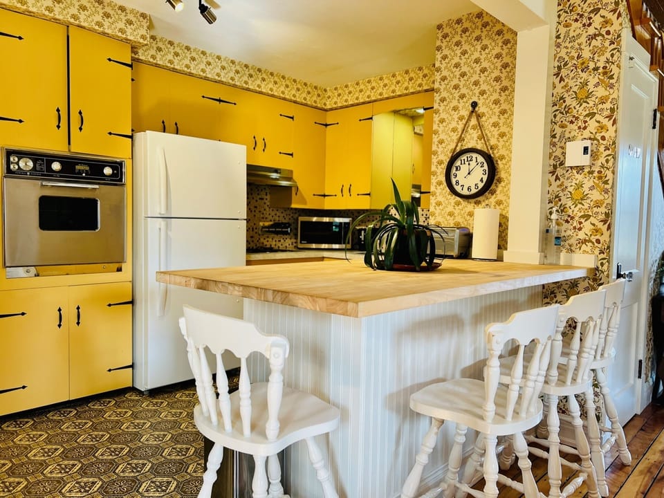 Full kitchen