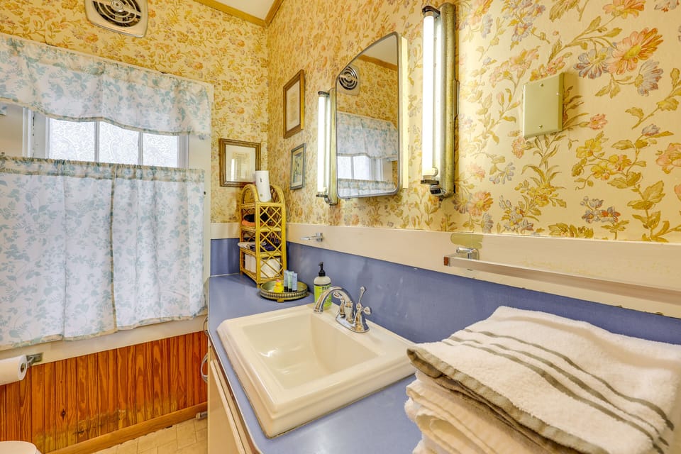 Full Bathroom | Complimentary Toiletries
